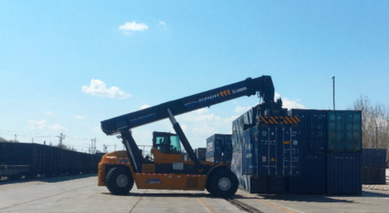 一季度中老鐵路進出口貨物超27萬噸 徐工正面吊助力國際貨物運輸